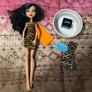 MONSTER HIGH 2008 cleo de nile doll and accessories.